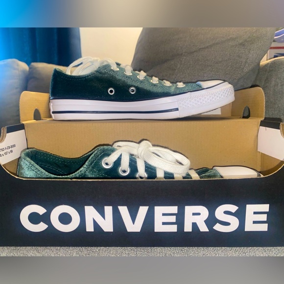 BNWT Chuck Taylor All Star Low- Top Velvet Converse . 🤍 - Picture 4 of 4